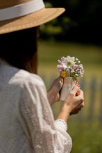 Laden Sie das Bild in den Galerie-Viewer, Kleine Holzvase - Herz