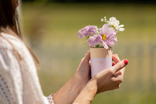 Laden Sie das Bild in den Galerie-Viewer, Kleine Holzvase - Herz