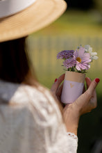 Laden Sie das Bild in den Galerie-Viewer, Kleine Holzvase - Herz
