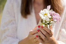 Laden Sie das Bild in den Galerie-Viewer, Kleine Holzvase - Herz