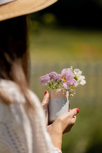 Laden Sie das Bild in den Galerie-Viewer, Kleine Holzvase - Herz