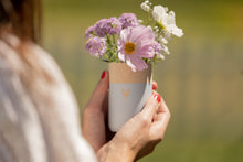 Laden Sie das Bild in den Galerie-Viewer, Kleine Holzvase - Herz