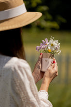 Laden Sie das Bild in den Galerie-Viewer, Kleine Holzvase - Herz