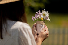 Laden Sie das Bild in den Galerie-Viewer, Kleine Holzvase - Herz