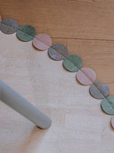 Laden Sie das Bild in den Galerie-Viewer, Kork Kinderteppich - Spielteppich - Kork - Loose Dots - Rund