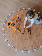Laden Sie das Bild in den Galerie-Viewer, Kork Kinderteppich - Spielteppich - Kork - Loose Dots - Rund