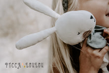 Laden Sie das Bild in den Galerie-Viewer, Stoffhase