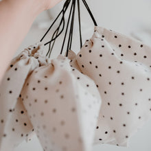 Laden Sie das Bild in den Galerie-Viewer, Geschenkbeutel - Stoff - Punkte - klein oder gross (oder beides)