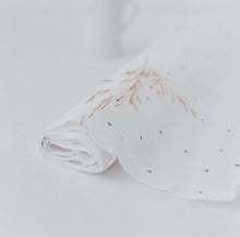 Laden Sie das Bild in den Galerie-Viewer, Tischläufer „Herzen“ aus Leinen