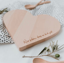 Laden Sie das Bild in den Galerie-Viewer, Frühstücksbrettchen „Herz“ - Buchenholz