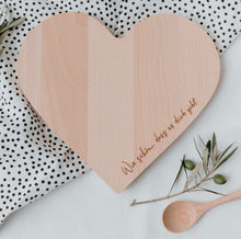 Laden Sie das Bild in den Galerie-Viewer, Frühstücksbrettchen „Herz“ - Buchenholz