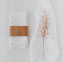 Laden Sie das Bild in den Galerie-Viewer, Leinen Servietten "Herzchen“ im 4er Set