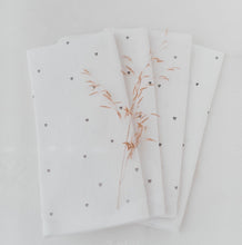 Laden Sie das Bild in den Galerie-Viewer, Leinen Servietten "Herzchen“ im 4er Set