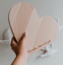 Laden Sie das Bild in den Galerie-Viewer, Frühstücksbrettchen „Herz“ - Buchenholz