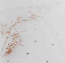 Laden Sie das Bild in den Galerie-Viewer, Leinen Servietten "Herzchen“ im 4er Set