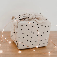 Laden Sie das Bild in den Galerie-Viewer, Geschenkpapier aus Stoff