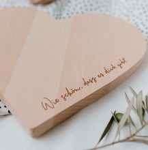 Laden Sie das Bild in den Galerie-Viewer, Frühstücksbrettchen „Herz“ - Buchenholz