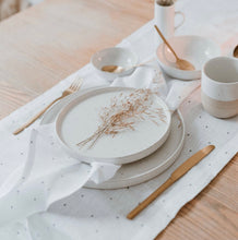 Laden Sie das Bild in den Galerie-Viewer, Tischläufer „Herzen“ aus Leinen