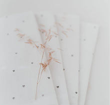 Laden Sie das Bild in den Galerie-Viewer, Leinen Servietten "Herzchen“ im 4er Set