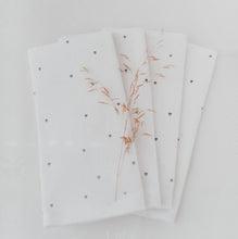 Laden Sie das Bild in den Galerie-Viewer, Leinen Servietten "Herzchen“ im 4er Set