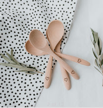 Laden Sie das Bild in den Galerie-Viewer, Holzlöffel - mit Herz oder Regenbogen 🌈