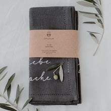 Laden Sie das Bild in den Galerie-Viewer, Leinen Servietten "Lebe Liebe Lache" im 4er Set