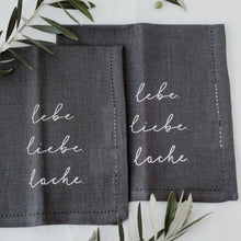 Laden Sie das Bild in den Galerie-Viewer, Leinen Servietten "Lebe Liebe Lache" im 4er Set