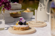 Laden Sie das Bild in den Galerie-Viewer, Kerzenteller/Brett "Blumenkranz"