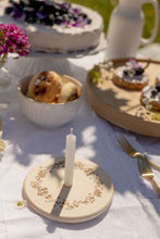 Laden Sie das Bild in den Galerie-Viewer, Kerzenteller/Brett "Blumenkranz"