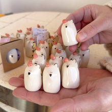 Laden Sie das Bild in den Galerie-Viewer, Picuru Amulet der guten Gesellschaft – handgemachtes Selbstschutz-Tierli aus Keramik