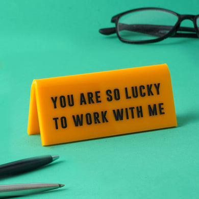 Gelbes Schreibtischschild „You Are So Lucky To Work With