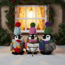 Laden Sie das Bild in den Galerie-Viewer, Handgefertigte Filz-Weihnachtshänger mit frostigen Pinguinen: Varieté-P