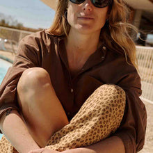 Laden Sie das Bild in den Galerie-Viewer, LOUISA Pareo Mini Leopard Café – Musselin Schal &amp; Strandtuch aus Baumwolle