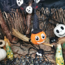 Laden Sie das Bild in den Galerie-Viewer, 🎃 Fliegender Kürbis aus Filz – Handmade in Nepal