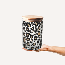 Laden Sie das Bild in den Galerie-Viewer, Vorratsglas mit Leoprint &amp; Buchenholzdeckel, 880 ml