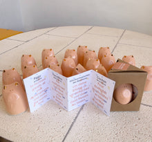 Laden Sie das Bild in den Galerie-Viewer, Picuru Amulet Glücks-Schweinchen – handgemacht - mit goldener Glasur