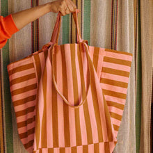Laden Sie das Bild in den Galerie-Viewer, Gestreifte Baumwolltasche Karamell &amp; Erdbeer – Damen Shopper &amp; Strandtasche