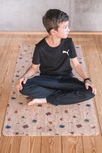 Laden Sie das Bild in den Galerie-Viewer, Kork Kinder Yogamatte verrückte Monster