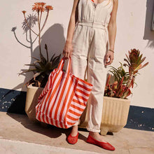 Laden Sie das Bild in den Galerie-Viewer, Gestreifter Baumwoll Shopper Tomato &amp; Candy Pink – Damen Strandtasche aus Canvas
