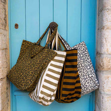 Laden Sie das Bild in den Galerie-Viewer, Leoparden Shopper Olive aus Baumwolle – Damen Strandtasche &amp; Canvas Tasche