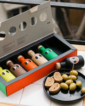 Laden Sie das Bild in den Galerie-Viewer, YIAYIA &amp; FRIENDS – Olivenöl Geschenkbox mit 6 Minis