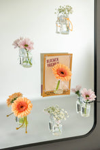 Laden Sie das Bild in den Galerie-Viewer, Mini-Vase mit Saugnapf - Blumenfreund DE