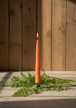 Laden Sie das Bild in den Galerie-Viewer, Handgefertigte Karotten Kerze | Herbstdeko 🥕