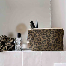 Laden Sie das Bild in den Galerie-Viewer, Kosmetiktasche SOPHIA Graou Olive – Leo Schminktasche &amp; Baby Kulturbeutel aus Baumwolle