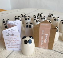 Laden Sie das Bild in den Galerie-Viewer, Picuru Amulet Panda des inneren Friedens – handgemachtes Tierli aus Keramik