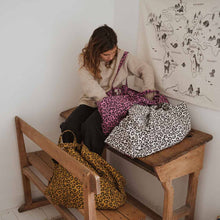 Laden Sie das Bild in den Galerie-Viewer, TASCHE ELISA GRAOU GREIGE LEO