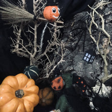 Laden Sie das Bild in den Galerie-Viewer, 🎃 Fliegender Kürbis aus Filz – Handmade in Nepal