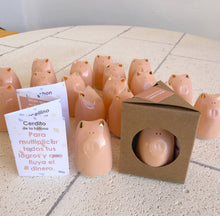 Laden Sie das Bild in den Galerie-Viewer, Picuru Amulet Glücks-Schweinchen – handgemacht - mit goldener Glasur