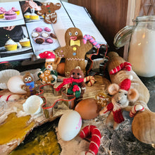 Laden Sie das Bild in den Galerie-Viewer, Harvey Weihnachts-Hamster aus Filz mit Lebkuchen – handgefertigt