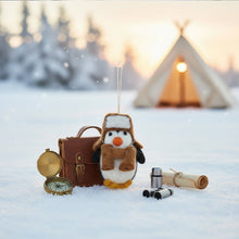 Laden Sie das Bild in den Galerie-Viewer, Pinguin aus Filz – handgefertigte Winter- &amp; Weihnachtsdeko mit Fernglas